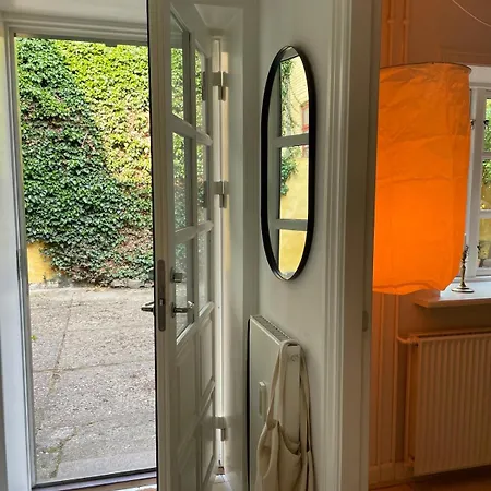 Adventurous Backhouse Centrally Located In Apartment *